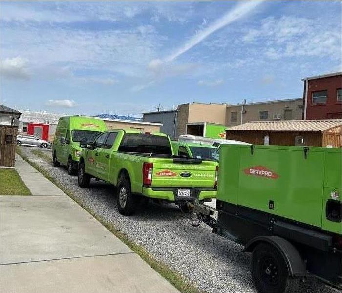 SERVPRO Vehicles lined up outside of commerial jobsite